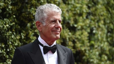 Fiscal: Bourdain se ahorcó con el cinturón del albornoz