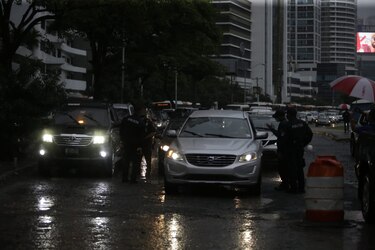 Caravana para protestar contra la cuarentena, en Avenida Balboa