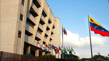 Máxima corte venezolana asume funciones del Parlamento mientras esté en 'desacato'