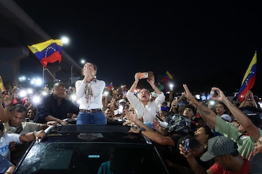 Una multitud recibe a María Corina Machado tras su regreso a Venezuela