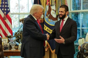 Una Siria en ruinas y dividida trata de levantarse un año después de la caída de Al Assad