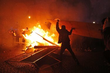 Decenas de arrestos en nuevas protestas en París contra reforma de pensiones