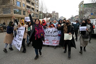 Talibanes lanzan gas pimienta para dispersar a mujeres manifestantes en Kabul