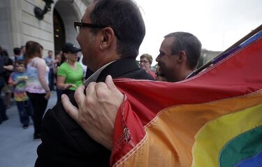 Portugal permite que parejas homosexuales  adopten
