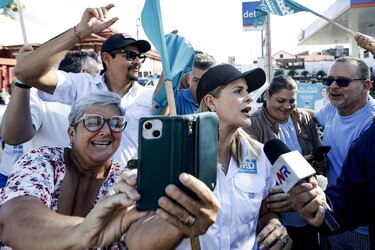 Oficialista Fernández vota y llama a participar en ‘la fiesta democrática’ de Costa Rica
