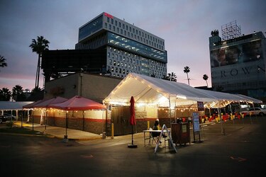California se confina y Reino Unido comenzará a vacunar