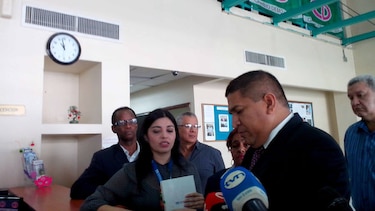 Funcionarios del TE dejan en oficinas de CD notificación para levantar fuero a Martinelli