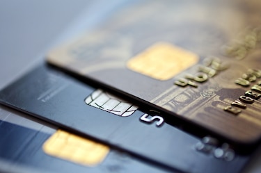 Saldo adeudado a las tarjetas de crédito creció 7.37% en un año