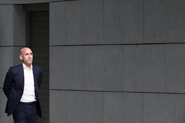 La Fiscalía pide que Luis Rubiales no pueda acercarse a Jenni Hermoso ni comunicarse con ella