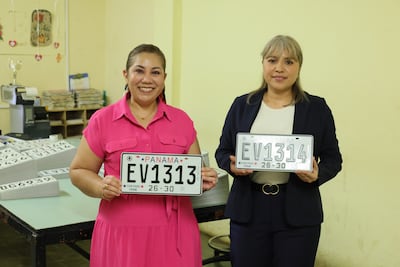 Placas vehiculares con sello político: el lema ‘Con paso firme’ desata críticas 