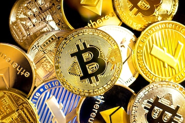 Golpe a las estafas con criptomonedas: 17 millones de dólares y tres detenidos en España
