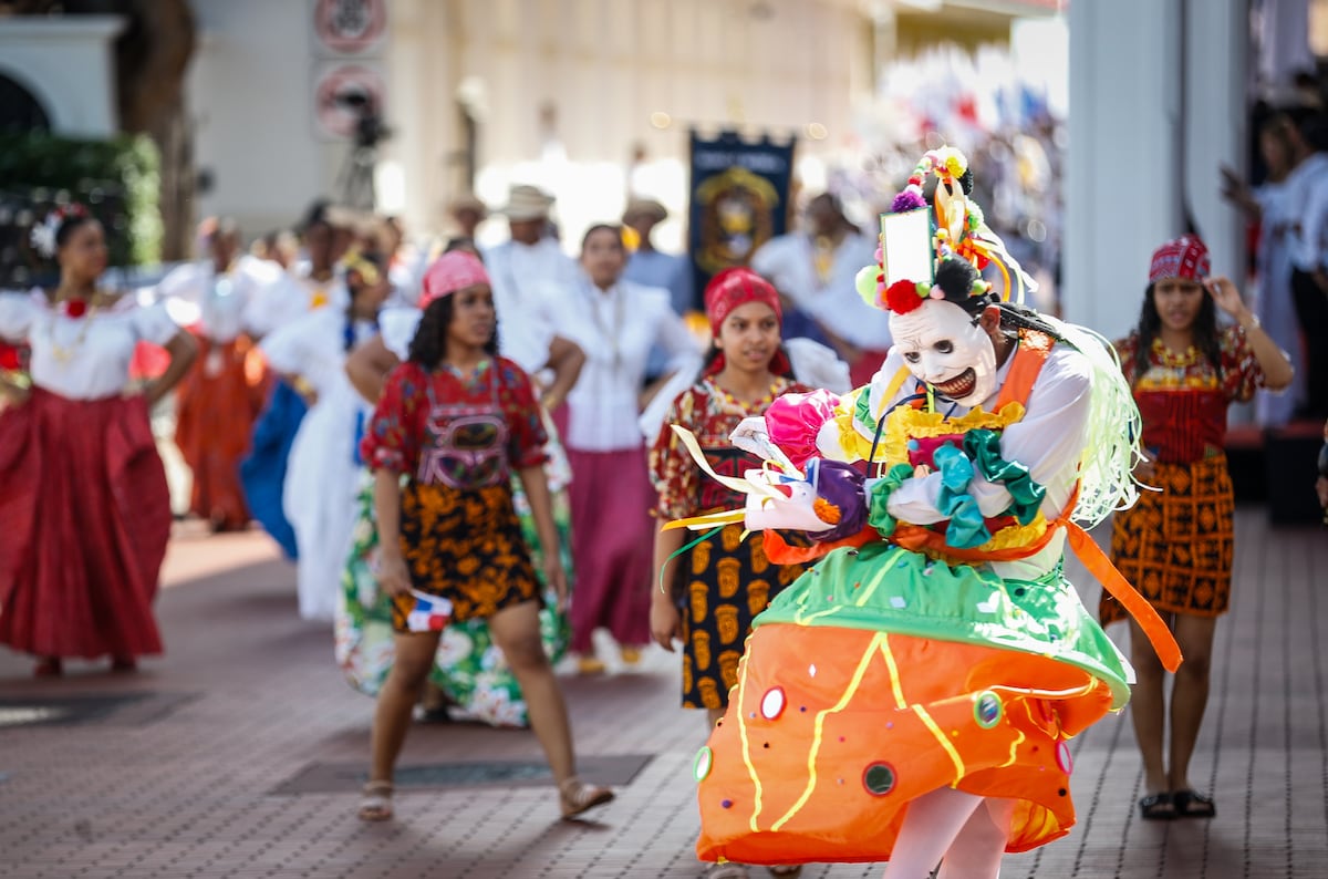 Así transcurren los coloridos desfiles por el día de los Símbolos Patrios