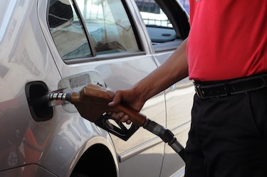 Prepare el bolsillo: hoy suben los precios del combustible en Panamá