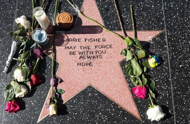 Admiradores crean estrella para Carrie Fisher en Hollywood