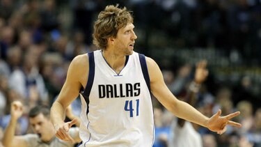 Mavericks ganan a Lakers con canasta tardía de Nowitzki