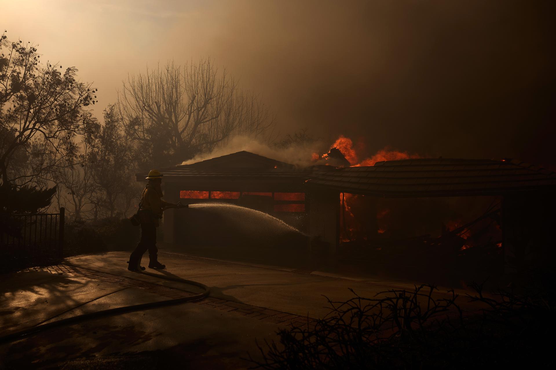 Un incendio sin control obliga al desalojo de más de 10,000 de personas en California, Estados Unidos