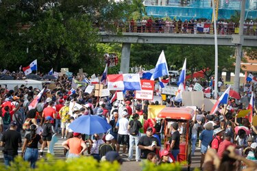 ‘Abajo el contrato minero’ piden los ciudadanos en una protesta en la cinta costera