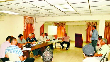 Dueños de colegiales exponen quejas ante autoridades de la Attt