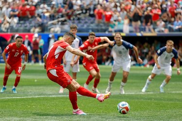 Suiza golea a Bosnia en el tramo final del partido