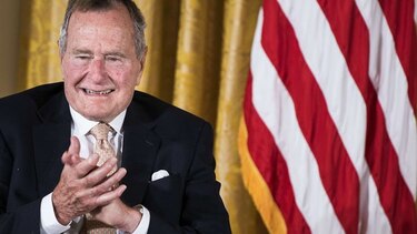 George H.W. Bush sale del hospital tras cuatro días ingresado por fractura