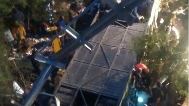 Mueren 40 policías en Argentina luego de que bus cayera al vacío