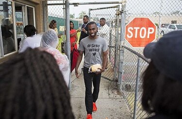 Liberan a activista afroamericano tras protesta en Louisiana