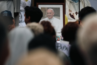El papa Francisco no ha vuelto a sufrir crisis respiratorias y puede levantarse