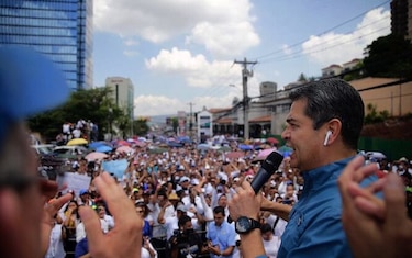 Presidente encabeza marcha por la paz en una convulsionada Honduras