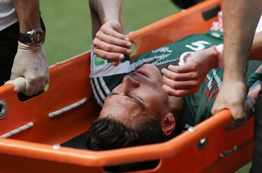 Héctor Moreno se fracturó la tibia en la derrota de México