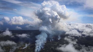 Volcán de Hawái destruye docenas de casas y fuerza desalojos