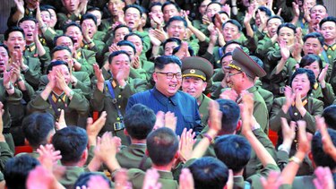 Kim aplaza lanzamiento de misiles cerca de Guam