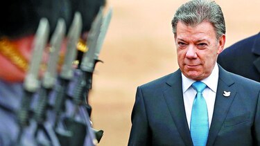 Santos carga contra opositores