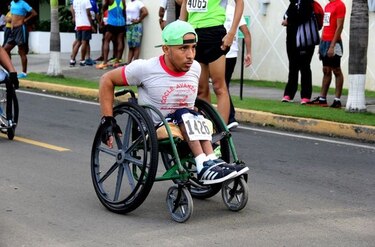 Álvarez y Ferris ganan en Carrera Caminata Sendero de Luz