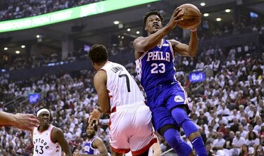 Butler aporta 30 puntos y 76ers vencen a Raptors para igualar la serie