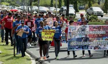 Atletas marchan exigiendo igualdad