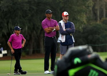 Hijo de Tiger Woods asombra en el inicio del torneo familiar PNC Championship