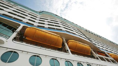 Suspenden búsqueda de joven que cayó por borda de crucero en Miami