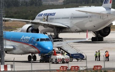 Trabajadores de aeropuertos levantan paro en Chile