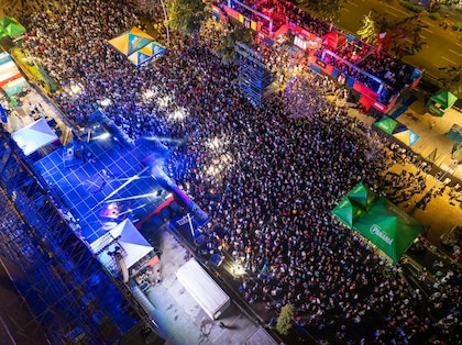 Familias, adultos mayores y turistas, dicen presente en el festival nocturno carnavalístico en la cinta costera