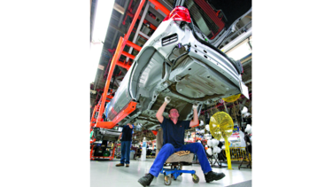 Empleados de GM se declaran en huelga
