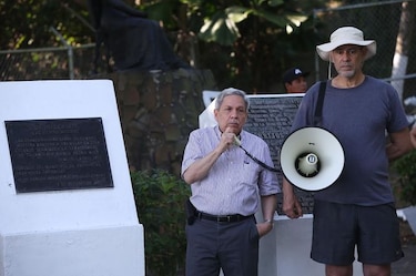 Cientos de personas caminan al cerro Ancón para conmemorar gesta del 9 de enero