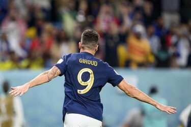 Francia vence a Australia; en el partido, Olivier Giroud se vistió de Karim Benzema