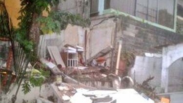 Aguacero causa desbordamiento de quebrada y colapso de un muro