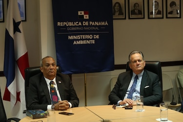 Transición en el Ministerio de Ambiente: Navarro anuncia que habrá un cierre ordenado de la mina