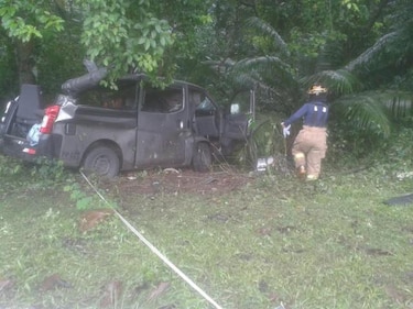 Autoridades inician investigación por vuelco de bus en Loma Cová