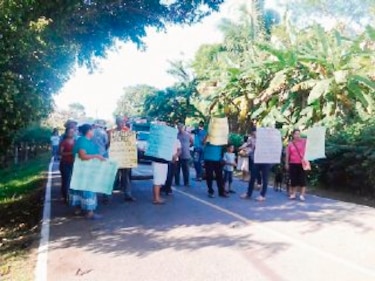 Moradores de El Uverito protestan en el tribunal de justicia