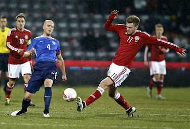 Con triplete de Bendtner Dinamarca supera 3-2 a EU