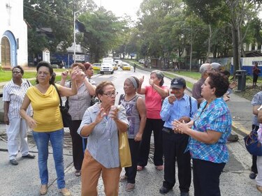 Maestros jubilados cierran calle por falta de entrega del Cerdem