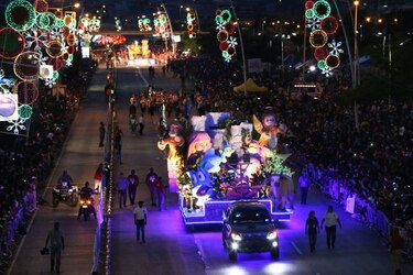Villancicos, luces y alegría en el desfile 'Brilla la Navidad'