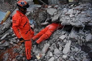 Suben a 90 los fallecidos por sismo en México